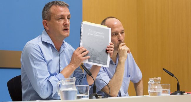 Fernando Rivarés y Carmelo Asensio en la presentación de la Ofizina de la Lengua Aragonesa . Foto de archivo: Daniel Marcos (AZ).