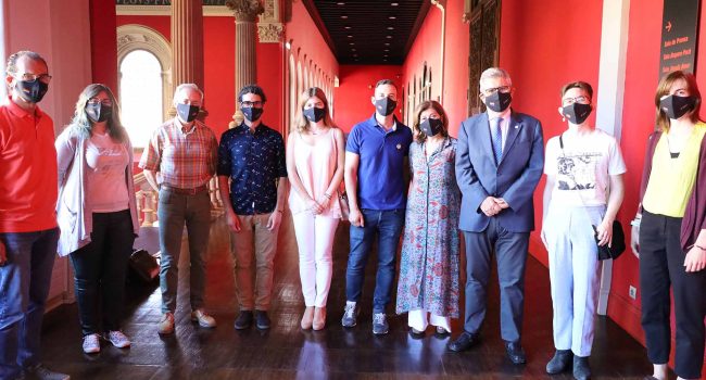 José Antonio Mayora, Ángela Alcalá y Ramón Guirado, junto con la representación del alumnado.