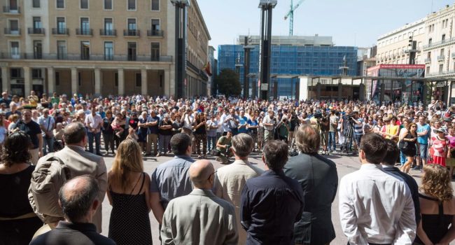 Concentración en Zaragoza en repulsa a los ataques de Barcelona y Cambrils.