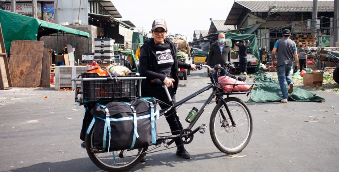 una mujer con una bicicleta movilidad