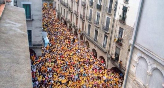 Aspecto de la plaça del Vi de #Girona per reclamar la consulta del #9N tant sí com no