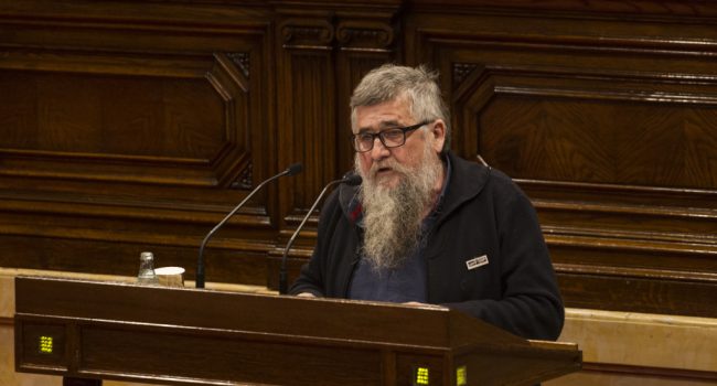 Joan Garriga (CUP), en su primer discurso como parlamentario. Foto: Parlament.