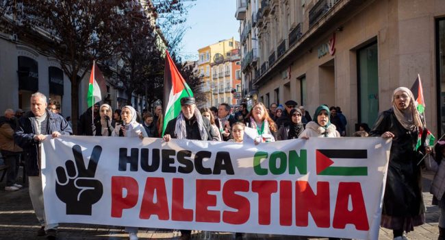 Cabecera de la movilización en Uesca por Palestina, una de los ocho que han tenido lugar este sábado en distintos puntos de Aragón | Foto: Claudi López