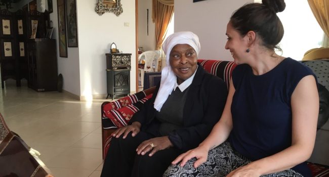 Fatima Bernawi junto con Isabel Pérez sentadas