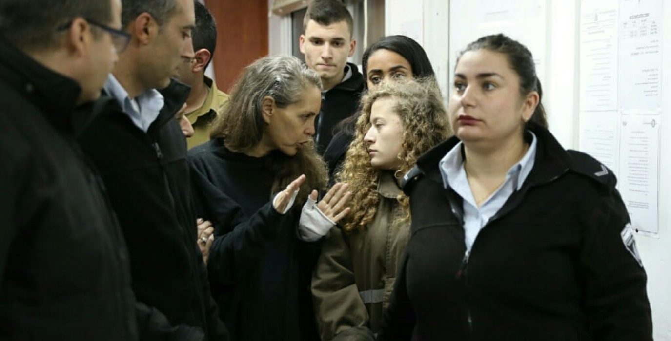La abogada Gaby Lasky junto con Ahed Tamimi.
Imagen: Activestills.org