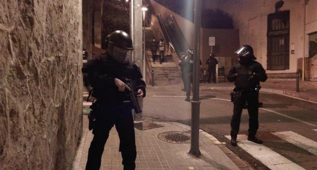 400 antidisturbios han registrado la Kasa de la Muntanya donde han identificado a la prensa que se acercaba y han cerrado lo perímetro. Foto: La Directa