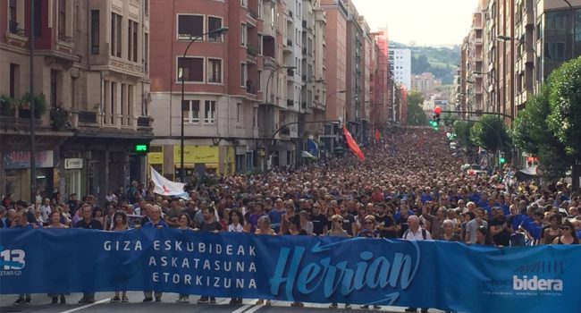 Cabecera de la manifestación. Foto: @47akHerrian