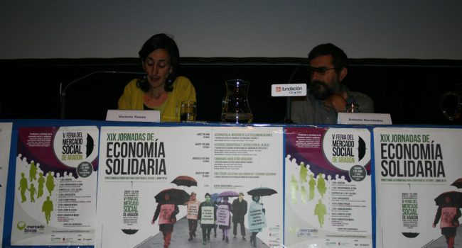 Victoria Tomás (Desmontando a la Pili/MESCoop Aragón), Toño Hernández (MES Madrid) y Leire Álvarez (MES Euskal Herria) a través de conexión teléfonica, explicaron la situación y evolución actual de los Mercados Sociales. Foto: AraInfo