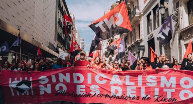 Manifestación en apoyo a las seis de La Suiza con una pancarta que pone sindicalismo noe s delito