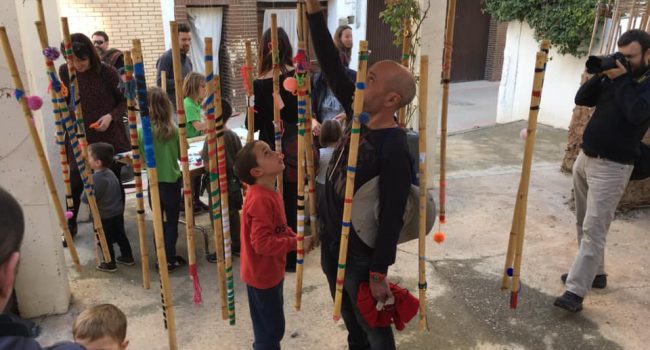 niños y niñas en un taller decorando cañas