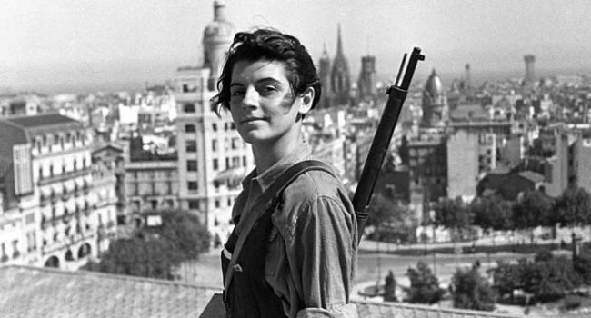 La icónica foto de Marina Ginestà, tomada por Juan Guzmán el 21 de julio de 1936 en la azotea del Hotel Colón de Barcelona.