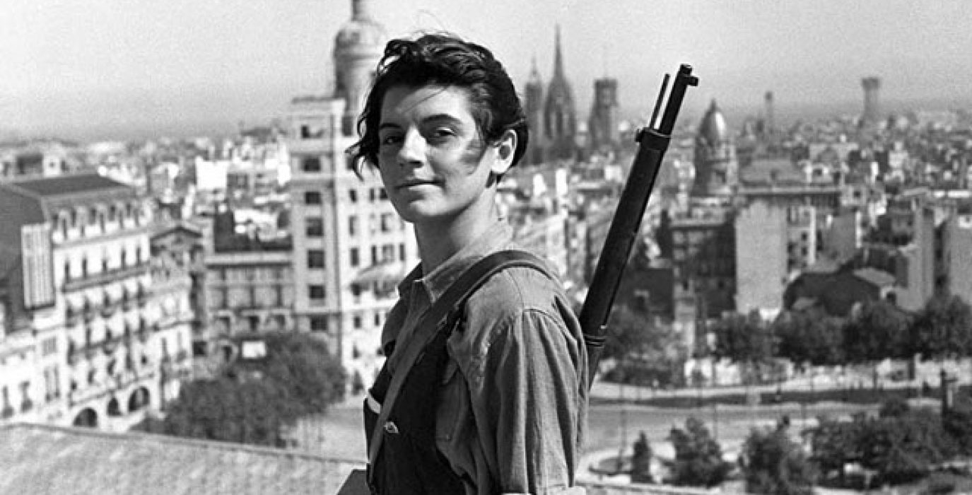 La icónica foto de Marina Ginestà, tomada por Juan Guzmán el 21 de julio de 1936 en la azotea del Hotel Colón de Barcelona.