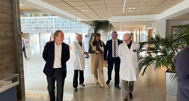 Sira Repollés en el centro en un espacio sanitario | Foto: DGA.
