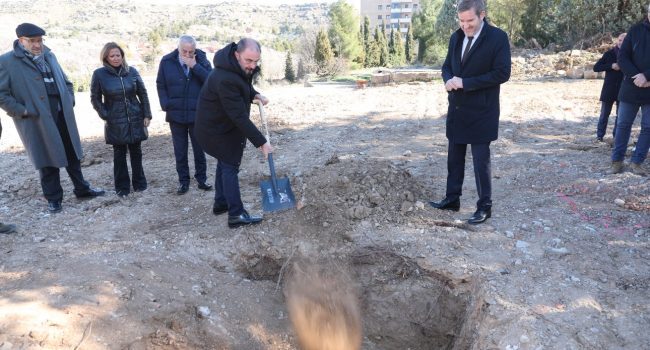 El presidente del Gobierno de Aragón, Javier Lambán, y el alcalde de Alcanyiz, Ignacio Urquizu, participan en la colocación de la primera piedra de la nueva residencia | Foto: Luis Correas.