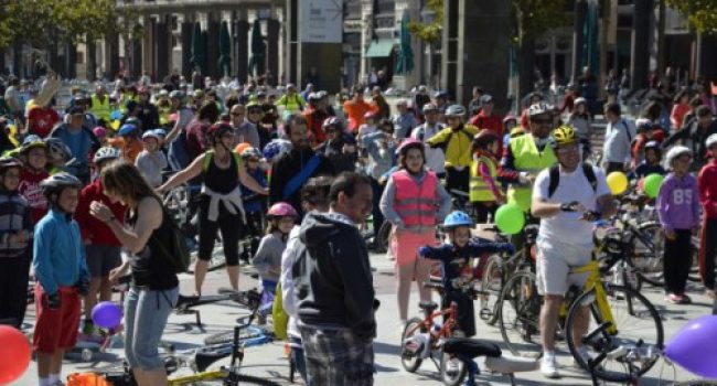 Decenas de ciclistas participarán esta tarde en la convocatoria de Pedalea. Foto: http://conbicialcolezgz.wordpress.com/ (Archivo)
