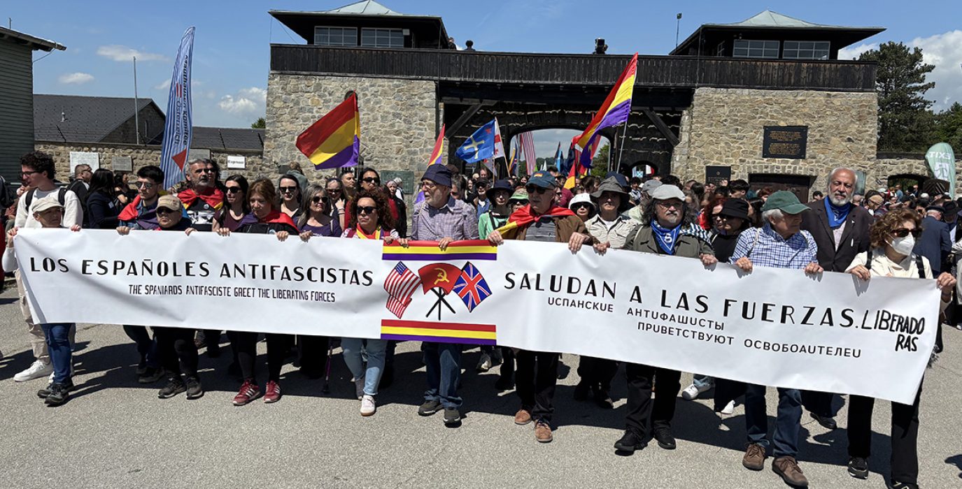 Reproducción de la pancarta original de los republicanos españoles que utilizaron el 5 de mayo de 1945 | Foto: Alejandro Plana / AraInfo