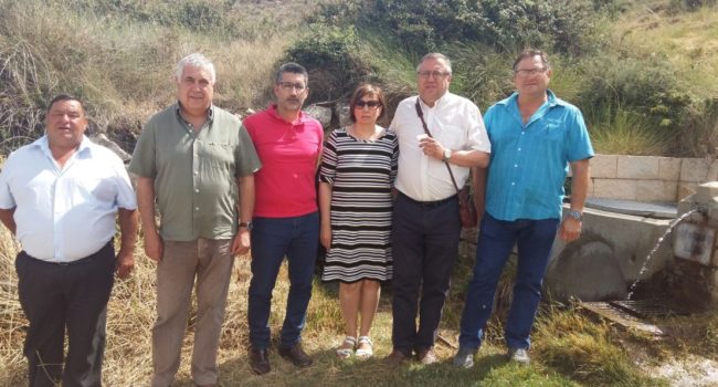 La delegación del Gobierno de Aragón y los representantes de Palomar de Arroyos, este lunes.