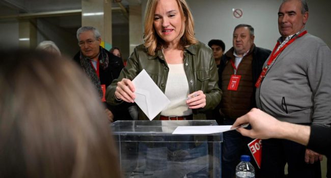 Pilar Alegría vota en el IES Goya de Zaragoza | Foto: PSOE