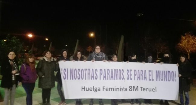 Concentración feminista en Teruel durante el acto de Ciudadanos. Foto: @Huelga8MTeruel