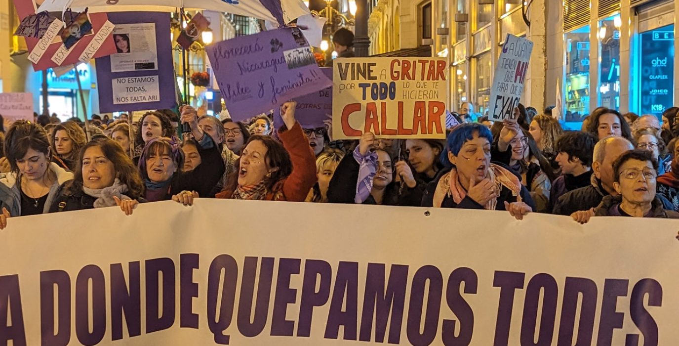 Manifestación de Paraguas Feminista Zaragoza en el último 8M | Foto: Gladys Sendic