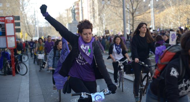 Bicipiquete durante la huelga feminista del Manifestación estudiantil del 8M en Zaragoza. Foto: Pablo Ibáñez (AraInfo)