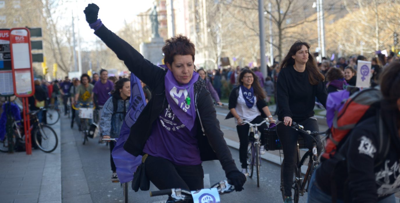 Bicipiquete durante la huelga feminista del Manifestación estudiantil del 8M en Zaragoza. Foto: Pablo Ibáñez (AraInfo)