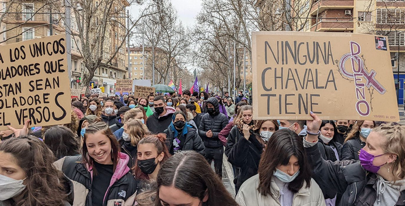 varias personas con un cartel que pone ninguna chavala tiene dueño
