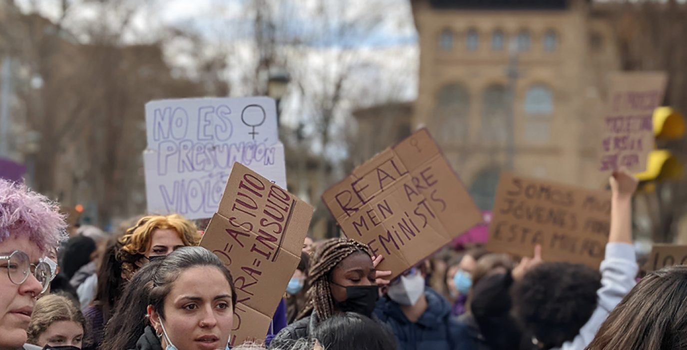 carteles en los que pone real men are feminist y otros en contra de la violencia sexual