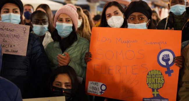 Diversas manifestantes con carteles feministas en la manifestación del 8 de marzo, para ilustrar una noticia sobre un encuentro feminista