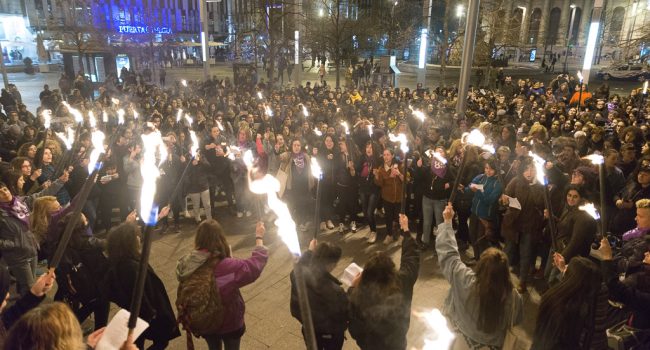 La noche morada de Zaragoza abre los actos de la huelga feminista. Foto: Pablo Ibáñez (AraInfo)