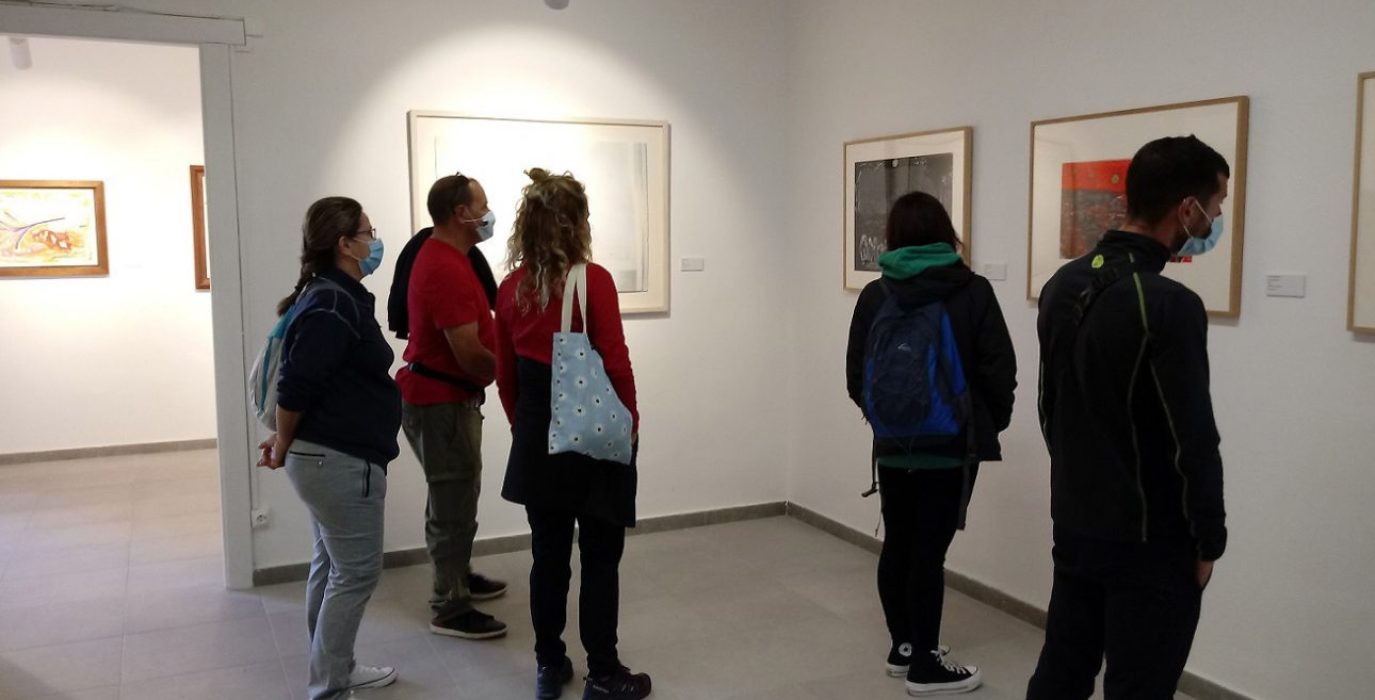 Público en el centro de arte.