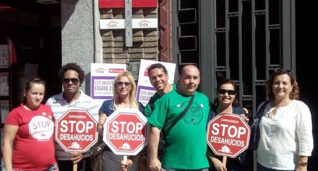 Miembros de Stop Desahucios reclamando UCI-Santander reclamando soluciones definitivas para todas las personas afectadas. Foto: @DesahuciadxsZGZ