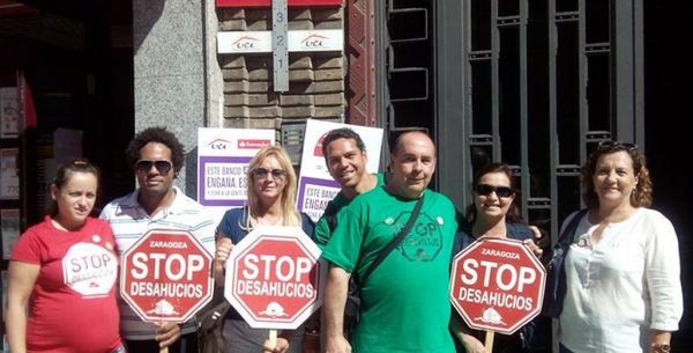 Miembros de Stop Desahucios reclamando UCI-Santander reclamando soluciones definitivas para todas las personas afectadas. Foto: @DesahuciadxsZGZ