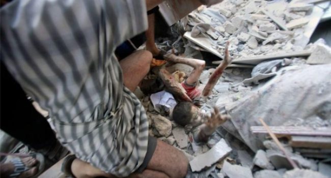 Varios cadáveres son rescatados de una vivienda en Gaza. Foto: ‏@Tarek_Dkrt