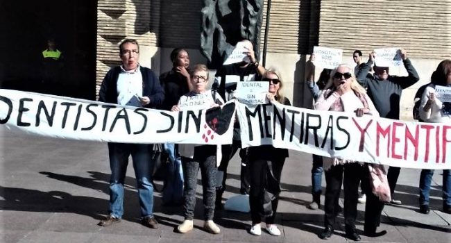 Concentración el pasado mes de octubre en Zaragoza en protesta por la "estafa" de iDental. Foto: ACTORA Consumo