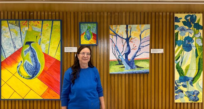 Adelina Mullor junto a sus obras en la sede de Periodistas de Aragón.