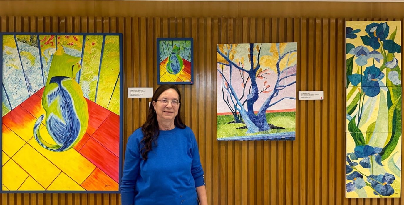 Adelina Mullor junto a sus obras en la sede de Periodistas de Aragón.
