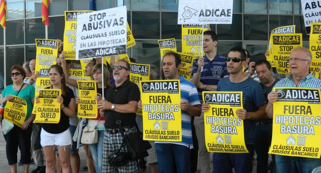 Concentración contra las cláusulas suelo. Foto: ADICAE