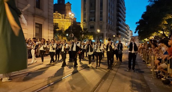 La AGA junto a la comparsa de Gigantes y Cabezudos | Foto: Mary Carmen Bozal (AraInfo)