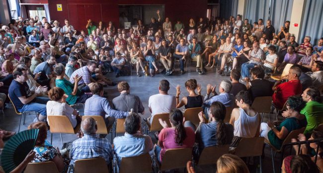 La sala se quedó pequeña ante la alta participación. Foto: Juan Manzanara