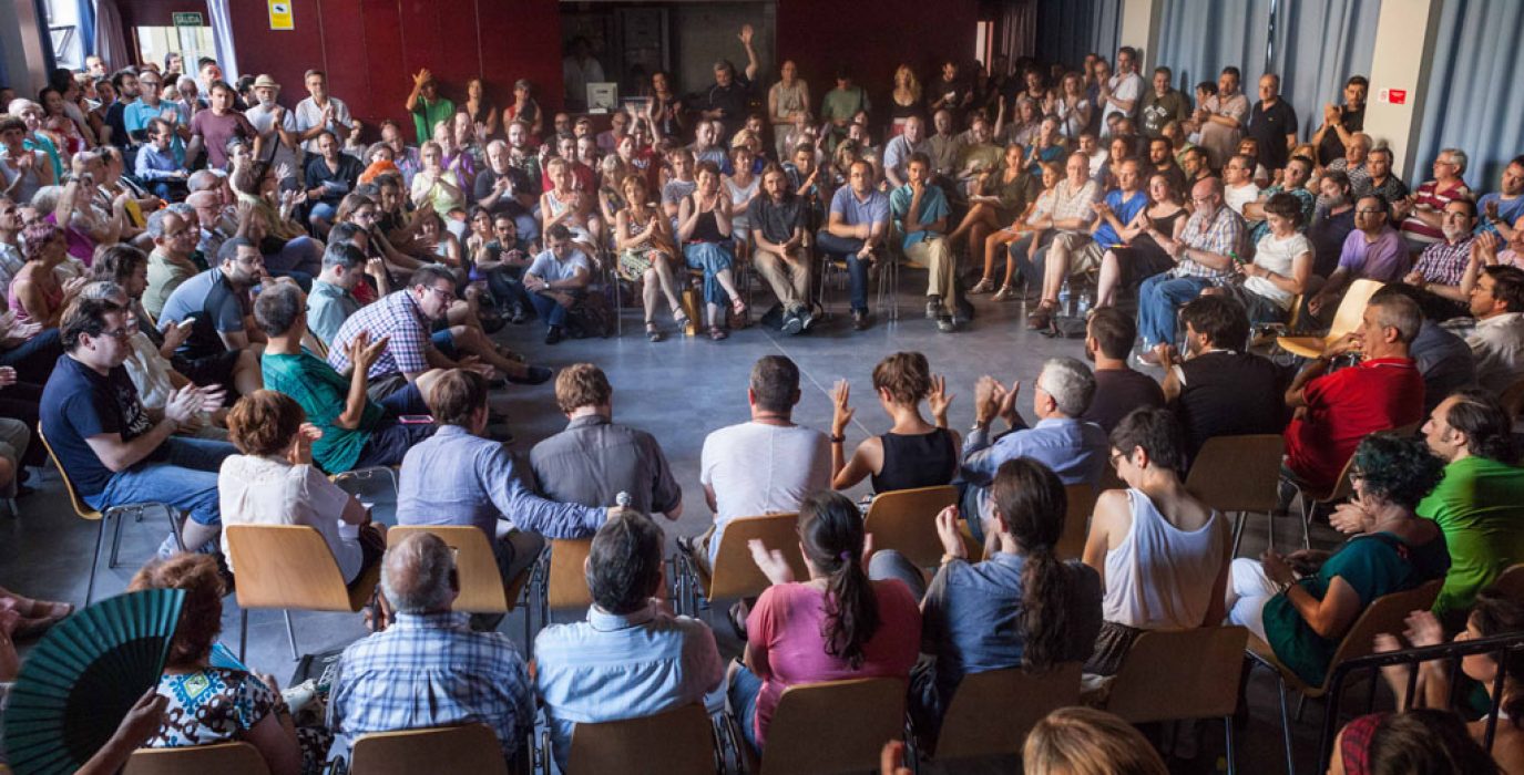 La sala se quedó pequeña ante la alta participación. Foto: Juan Manzanara