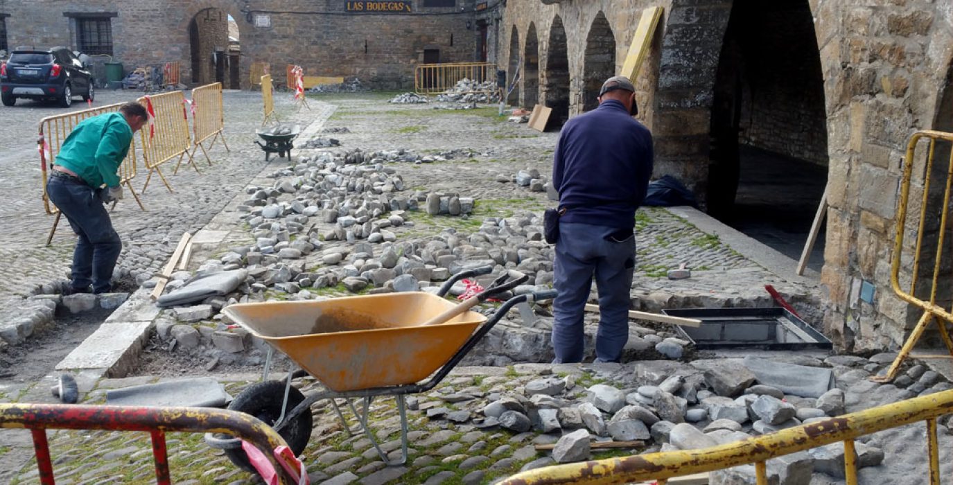 Instalación de la fibra en la plaza de l'Aínsa.