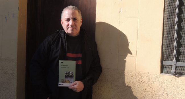 Àlex Romaguera con su libro ‘Víctimas SA’ (Txalaparta, 2025) | Foto: Meri Chiné