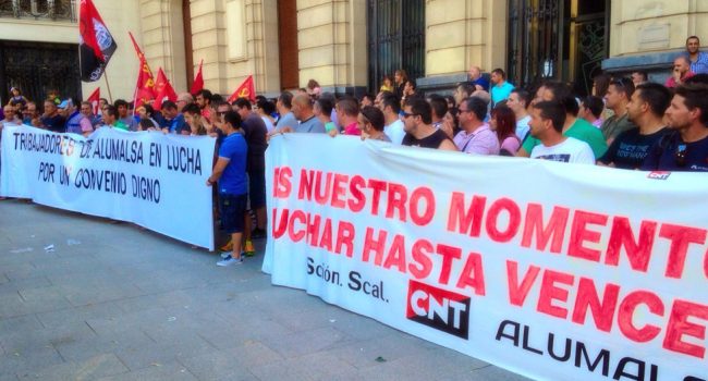 La plantilla de Alumalsa durante la pasada huelga en 2015.