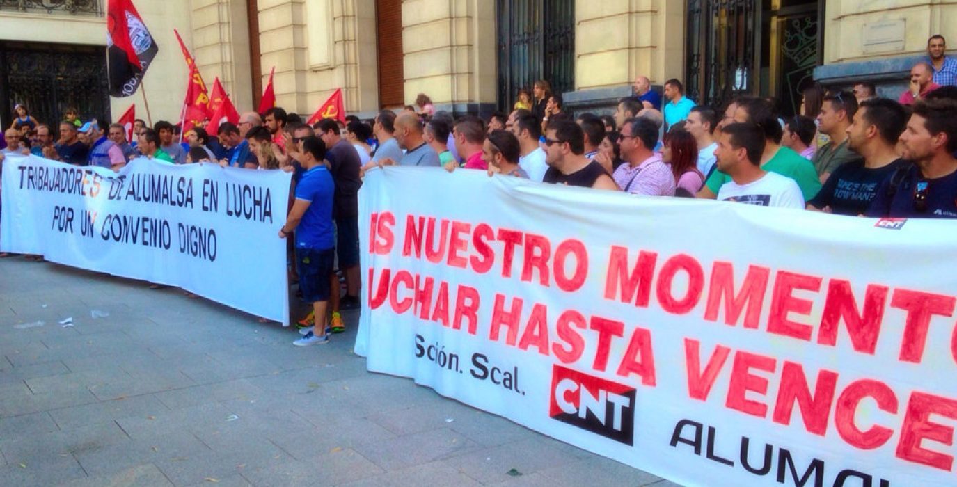 La plantilla de Alumalsa durante la pasada huelga en 2015.