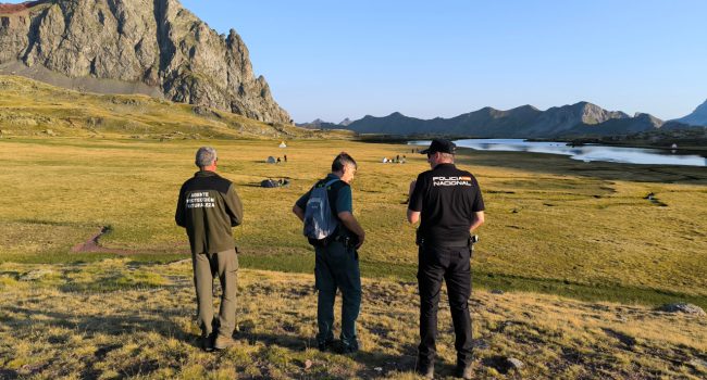 Agentes para la Protección de la Naturaleza colaboran con la Guardia Civil y la Policía Nacional para controlar acampadas ilegales en el entorno del ibón de Anayet, en una imagen de archivo de 2025 | Foto: DGA