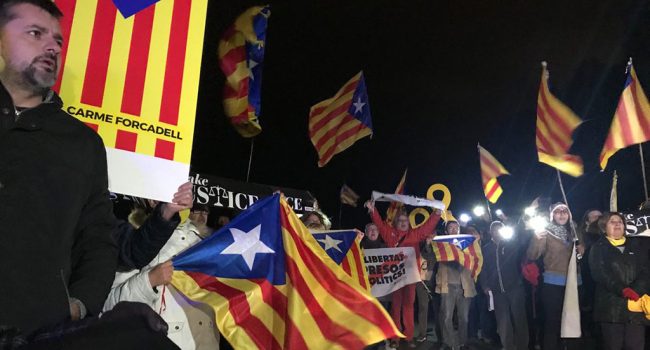 Muestras de apoyo a las y los presos catalanes durante el traslado a Madrid. Foto: ANC