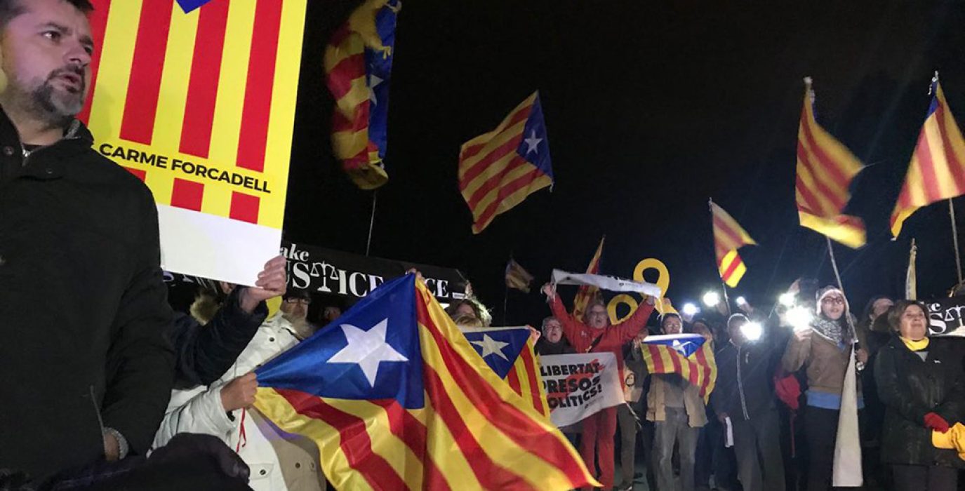 Muestras de apoyo a las y los presos catalanes durante el traslado a Madrid. Foto: ANC