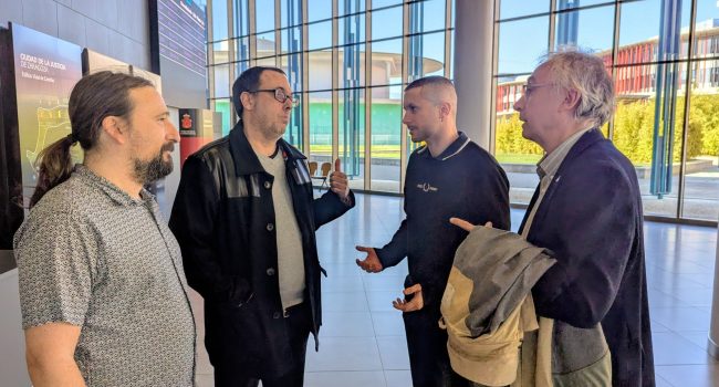 Pablo Híjar, Àlex Plana e Iker González, junto a su abogado Ramón Campos, en la Ciudad de la Justicia.