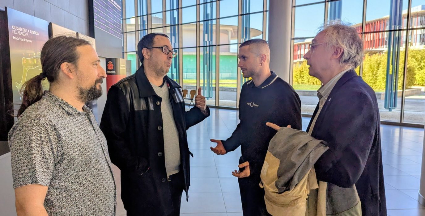 Pablo Híjar, Àlex Plana e Iker González, junto a su abogado Ramón Campos, en la Ciudad de la Justicia.